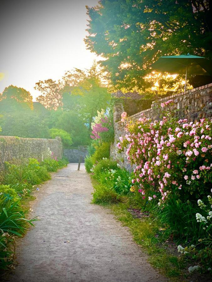 Cote Jardin Bed & Breakfast Sainte-Suzanne  ภายนอก รูปภาพ